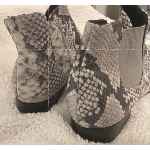 Munro Snakeskin Print Cate Side Zip Leather Ankle Boots Sz 9M Grey and Black NWT - Picture 4 of 8